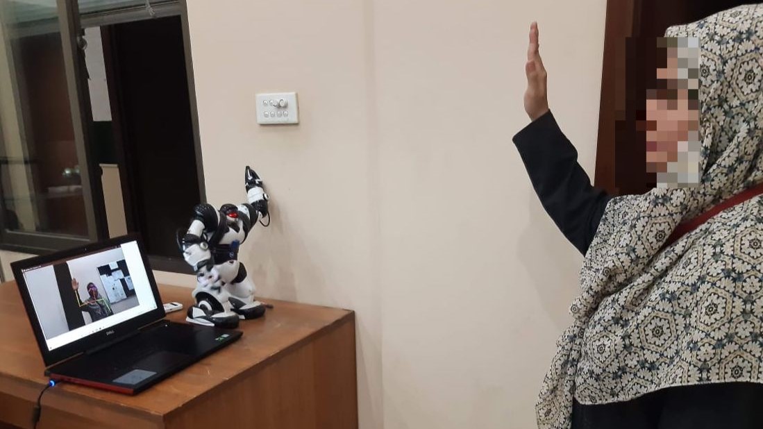 Robosapien imitates an arm raised up